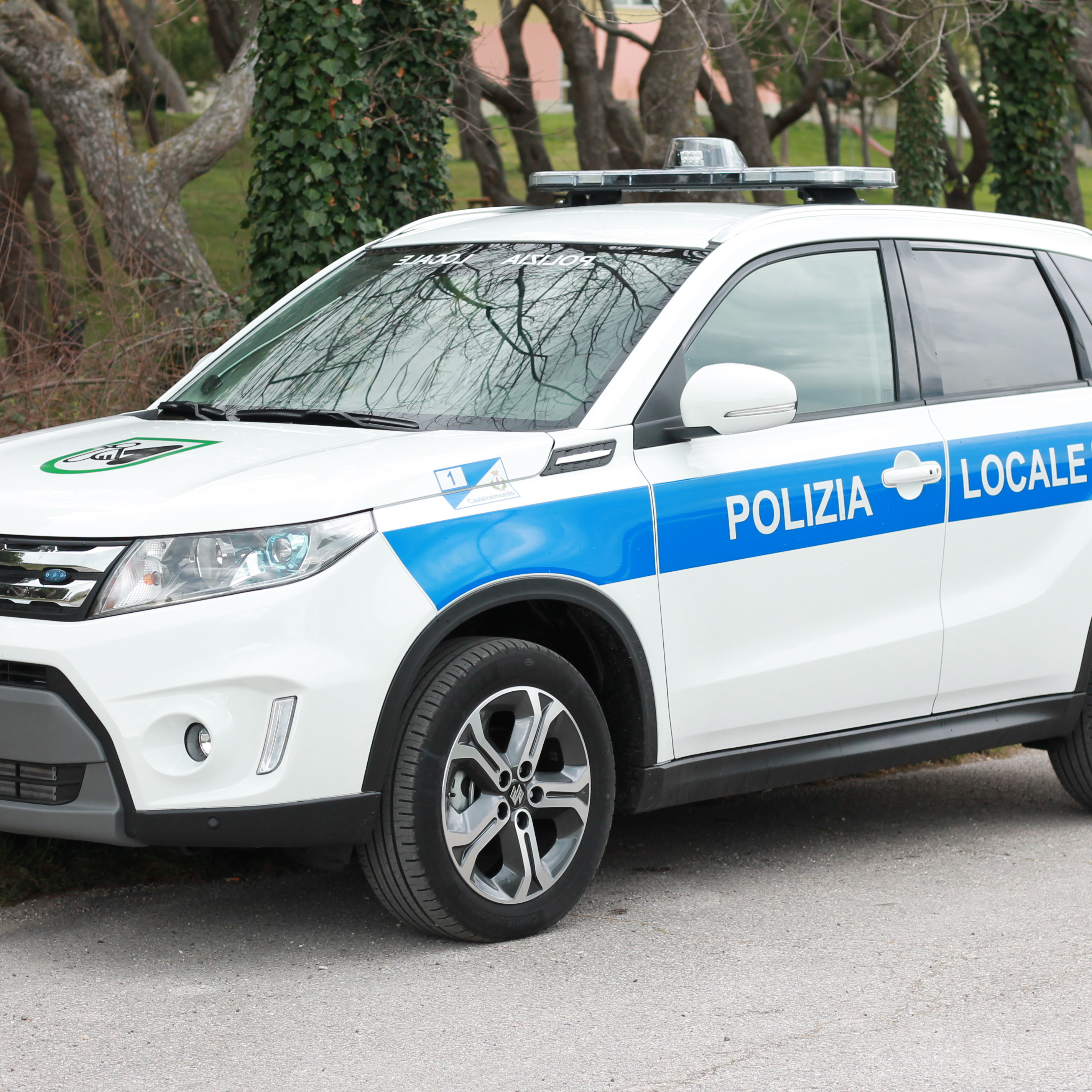 allestimento-esterno-medio-Polizia-Locale-barra-leptos-ultrapiatta-grafica-personalizzata-celiani-allestimento-veicoli