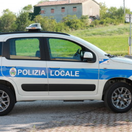 allestimento-esterno-medio-Polizia-Locale-barra-leptos-ultrapiatta-faro-ricerca-celiani-allestimento-veicoli