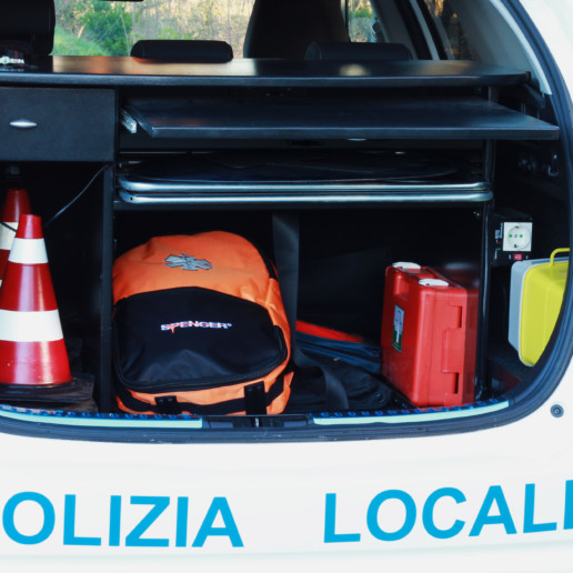allestimento-interno-top-Polizia-Locale-vano-posteriore-attrezzato-segnaletica-coni-pronto-soccorso-celiani-allestimento-veicoli