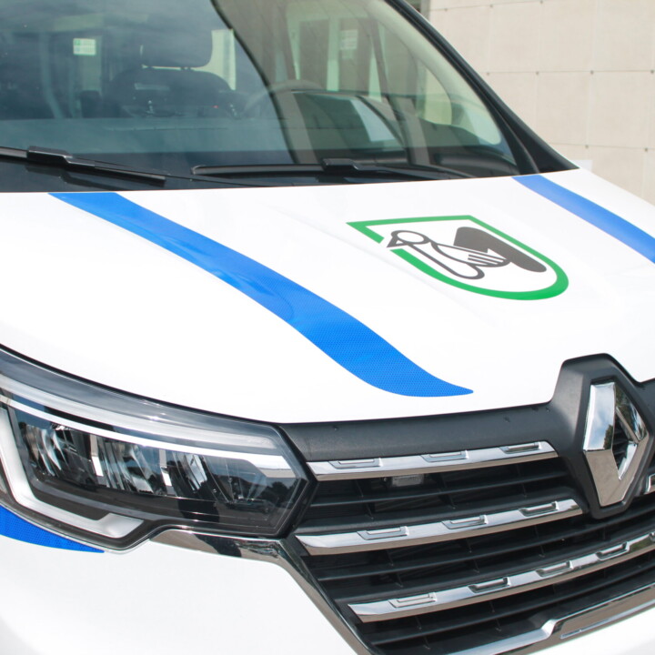 celiani-allestimento-veicoli-ufficio-mobile-polizia-locale-grafica-microprismatica