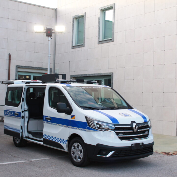 celiani-allestimento-veicoli-ufficio-mobile-polizia-locale-torre-fari